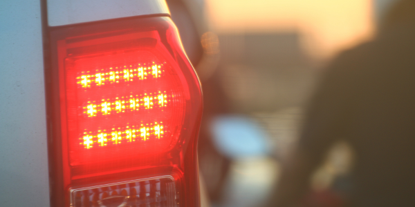 Read more about the article The Complete Guide to Using Hazard Lights: Tips from Gear Headz Auto